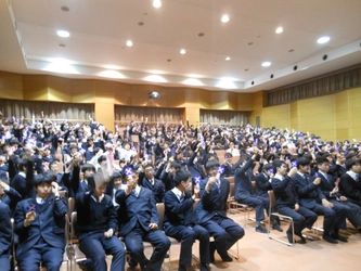 ＜自転車の安全利用促進委員会レポート／一般社団法人自転車協会＞ 事故防止は自転車選びから！ 『BAAマーク』貼付自転車を選んで事故を未然に防ぐ。 自転車事故の被害者・加害者にならない為に、 広島県私立修道中学校で中学2年生287名を対象に 自転車の交通安全教室を実施。