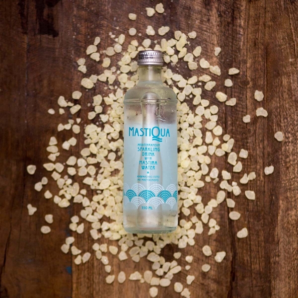 マスティック（マスティハ）ガムの上に横たわるMASTIQUA