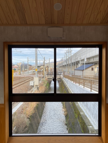 えちご押上ひすい海岸駅の窓。この用水路は海へと続く。