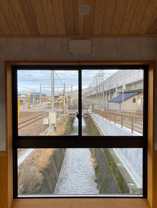 えちご押上ひすい海岸駅の窓。この用水路は海へと続く。