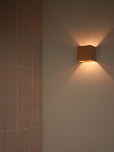 ピンクゴールドの照明が印象的