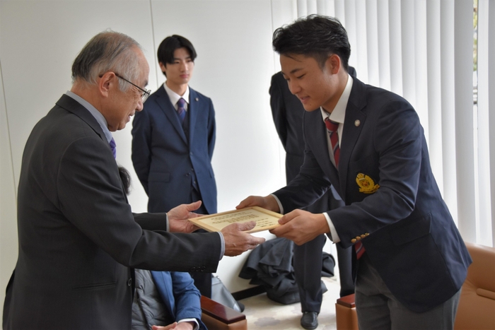 目録を渡す愛知大学野球連盟の山本さん