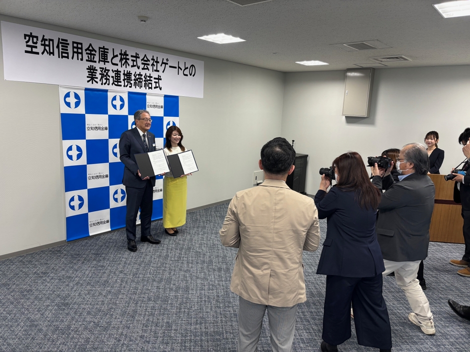 業務提携締結式でメディア取材を受ける様子