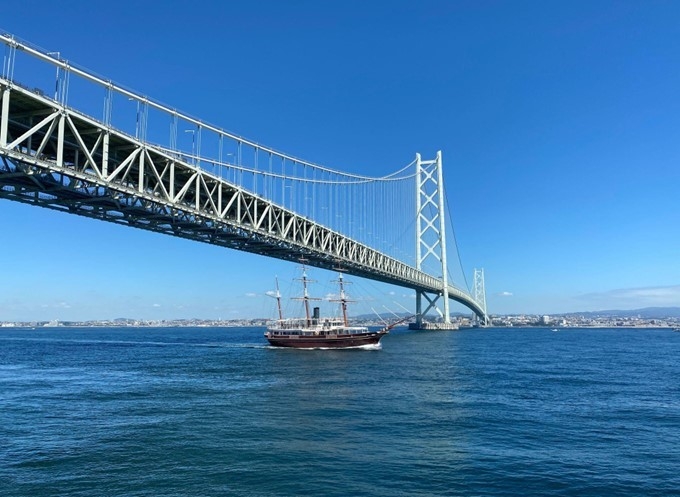 明石海峡大橋と咸臨丸