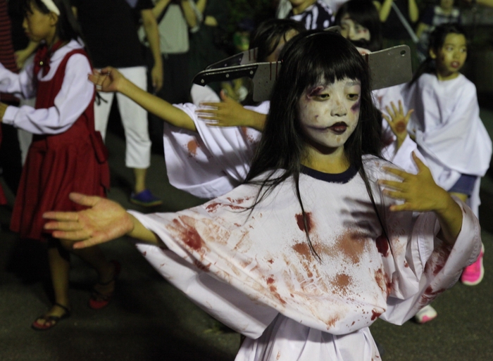 おばけ盆踊りに参加する子供たち