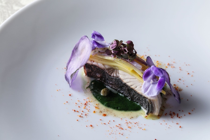 鰆のコンフィ インカの目覚めとシャドークィーンのジュリエンヌ 小松菜のクーリ ケッパー香るブール・ノワゼット