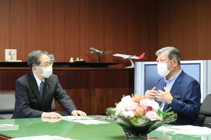 提言書内容を斉藤大臣に説明する谷口会長