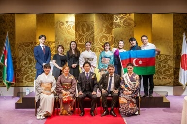 写真：前列中央の臼倉 斉史(左)とJamid Movsumov氏(右)(2026年6月16日(火)「日アゼル文化交流レセプション 2026」にて)