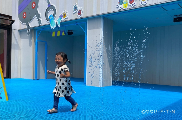 ばいきんまんの水あそびひろば＿床から水が次々と飛び出す噴水