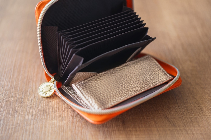 オレンジ&ゴールドでラッキーカラーの組み合わせに