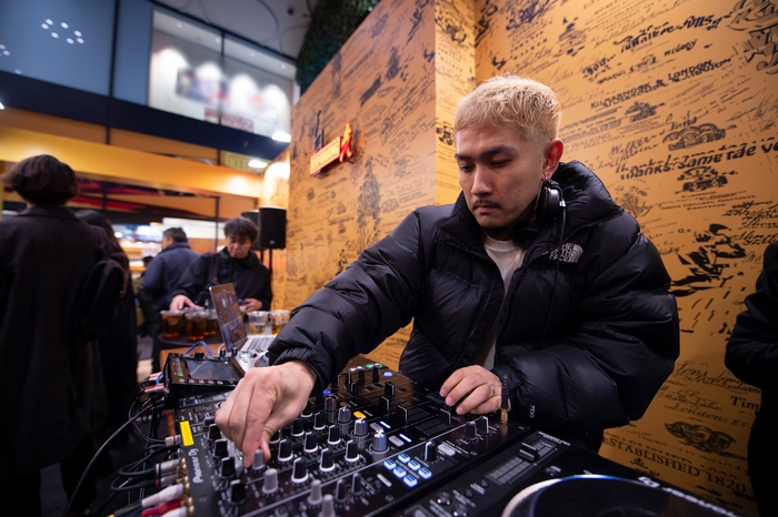 会場内DJプレイ