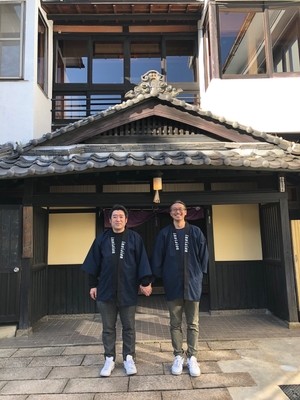 左:インビジョン代表・吉田 右:とゞ兵 館長・小山さん