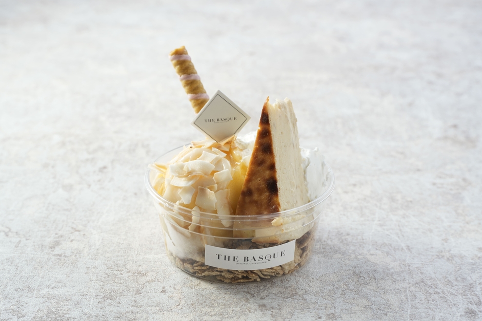 マンゴーパッションフルーツソルベ × 焼きバナナバスク × ココナッツ練乳&ココナッツフレーク