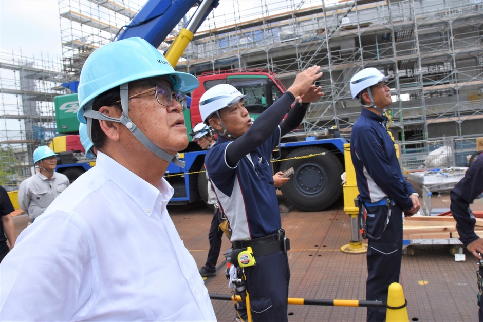 工事を説明する熊谷組名古屋支店の安達統括所長（中央）と立花理事長（手前）