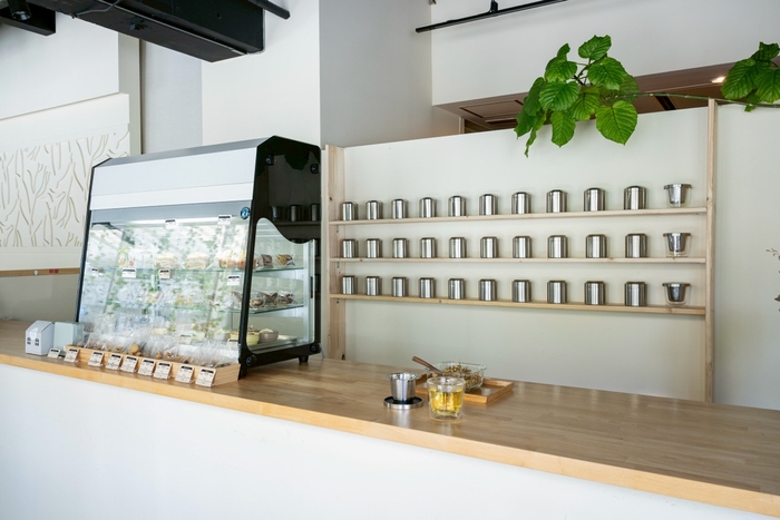 店内壁面には30種のハーブが