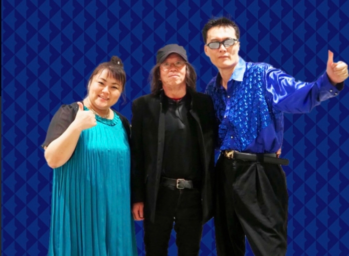 三神(左からSIZUKU、高谷秀司、GOD)