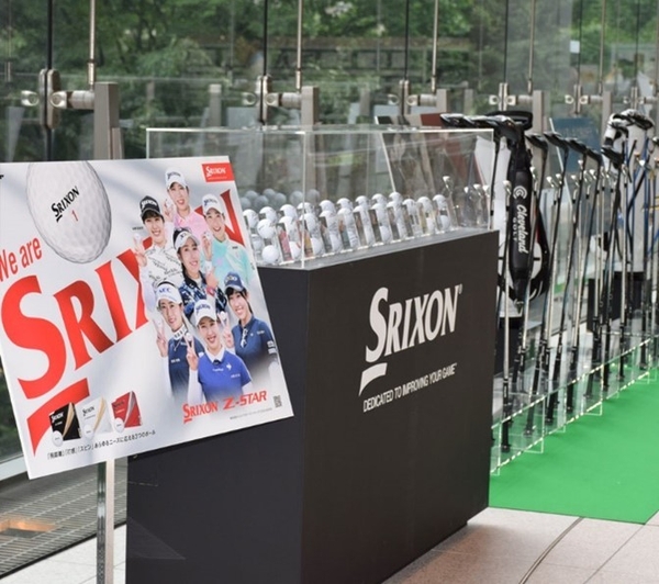 選手の直筆サイン入りボールや、最新クラブを展示