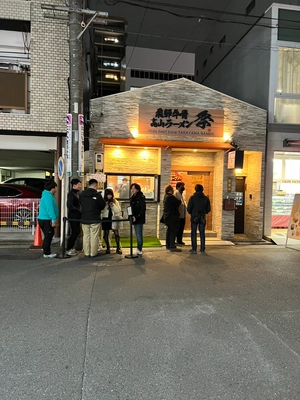 オープンから2週間過ぎても行列の飛騨牛骨高山ラーメン祭大須店