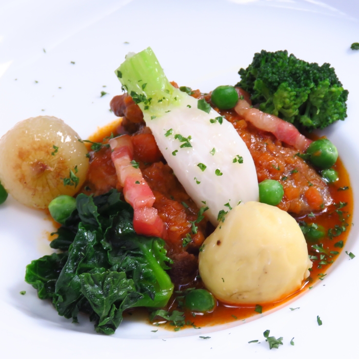 ナヴァラン・ダニョー(仔羊肩肉の煮込み) 春野菜添え