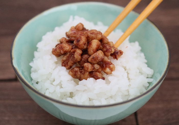 ふりかけをご飯に乗せて