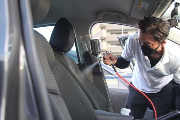 教習車に光触媒コーティングを施しています