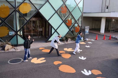 出来上がった足跡の上を歩く石垣館長(中央)ら