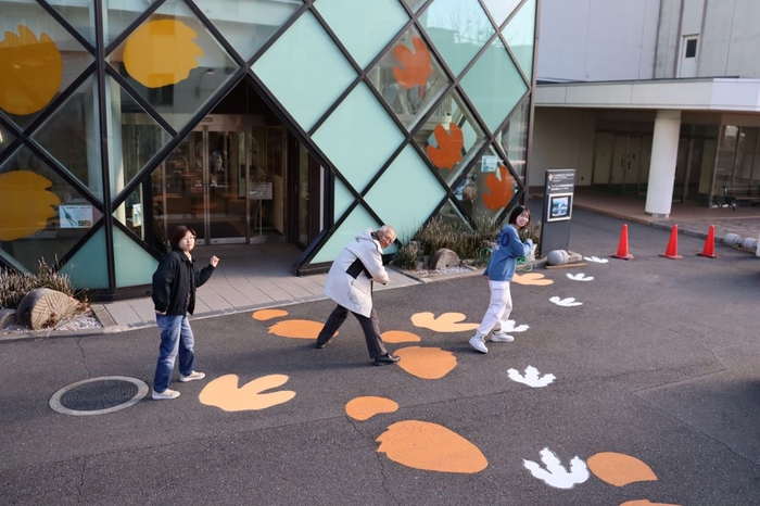 出来上がった足跡の上を歩く石垣館長（中央）ら