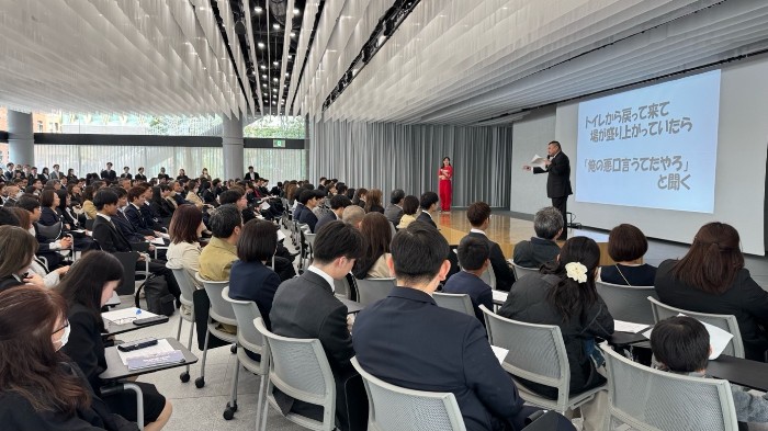 吉本新喜劇の川畑泰史氏が入学式当日に「大阪人対策講座」を開催 地方出身や「ぼっち」の新入生に大阪人あるあるや会話術を指導