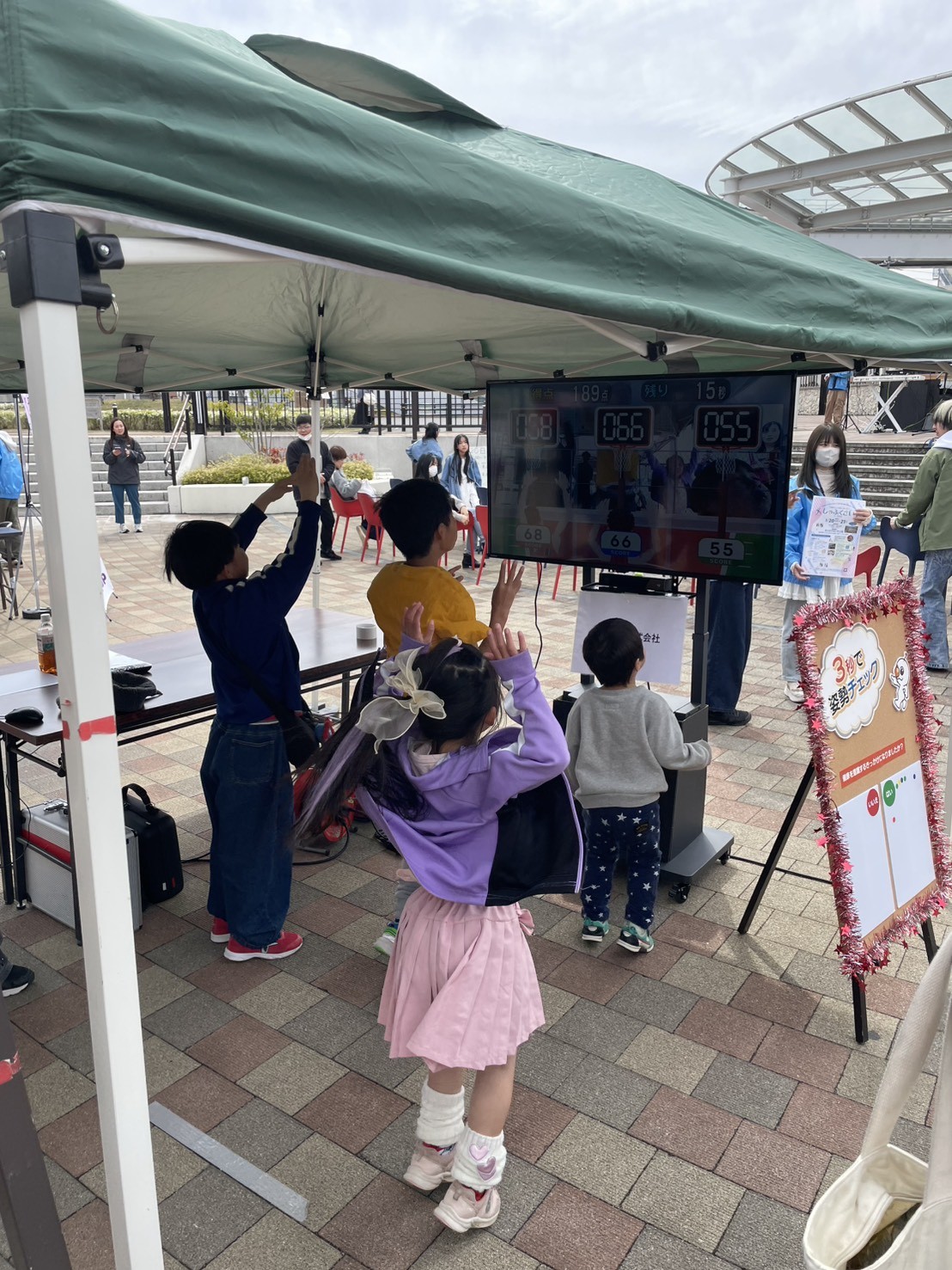 子どもたちが「TANO」に夢中になり、楽しみながら身体を動かしている様子