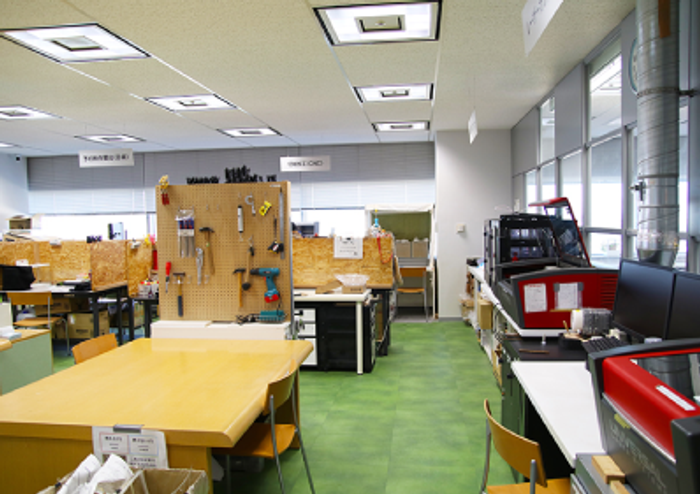 アジアスタートアップオフィスMONO内の工作室、ゆとりのある作業スペースも設けられている