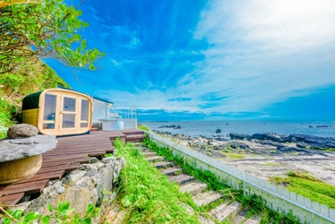 東京からたった1時間半。 “離島のような”絶景と澄み切った海を同時に楽しめる、本格的サウナがTHE HOUSE諸磯にてオープン！ 