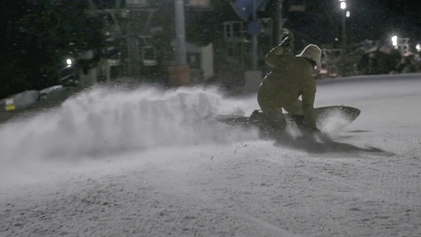 再生可能エネルギー100％でリフト、照明、降雪機を稼働する、国内初の環境負荷に配慮したナイターゲレンデ、五竜ナイター。