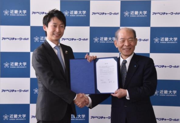 アドベンチャーワールドで開催された締結式の様子(左:(株)アワーズ 山本雅史社長、右:近畿大学塩﨑学長)