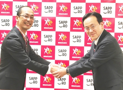 調印式にて 札幌市保健福祉局医務監 矢野 公一氏(右)と 当社 第1エリア担当エリアマネージャー 八田 則之(左)