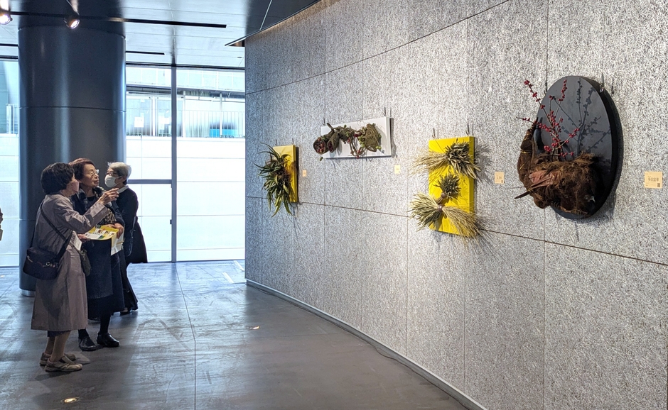 レリーフ状の作品も展覧(2024)