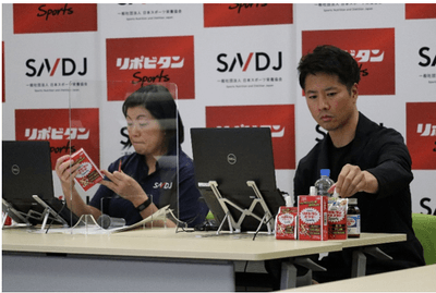 新しくなったリポビタンSportsに興味津々の鈴木志保子氏(左)とケイン・コスギ氏(右)