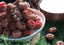 おすすめメニュー(7):いちごチョコミニドーナツ/昔懐かしいミニドーナツをピンクのチョコでデコレーションして。シンプルで優しい味。