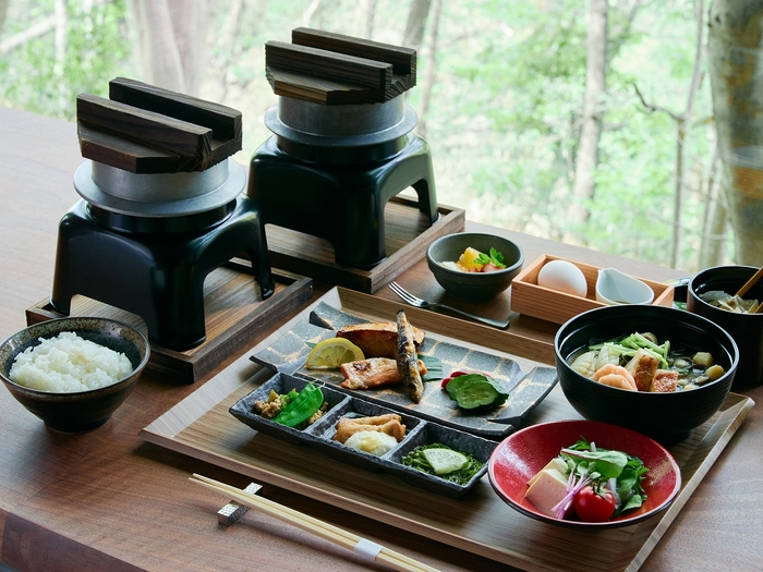 朝食は釜炊き2種の白米を食べ比べ＆ご飯のお供も充実