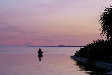 【星のや沖縄】水平線に沈む夕陽をプールから眺めながら過ごす「夕映えホットプールアペロ」開催 ～温かいプールで冷えたシャンパーニュや泡盛のカクテルを楽しむ～｜ 期間：2022年12月1日～2023年2月28日