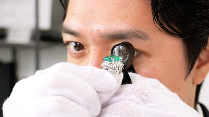 宝石専門の鑑定士が査定いたします