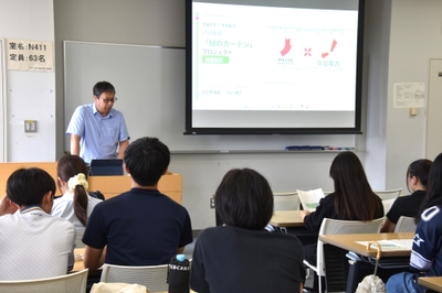 「緑のカーテンキャンペーン」を説明する坂井さん