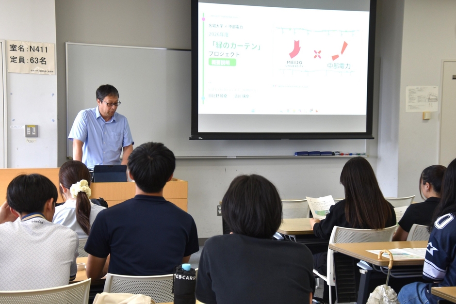 「緑のカーテンキャンペーン」を説明する坂井さん