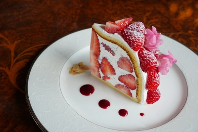春を纏う苺のズコットケーキ