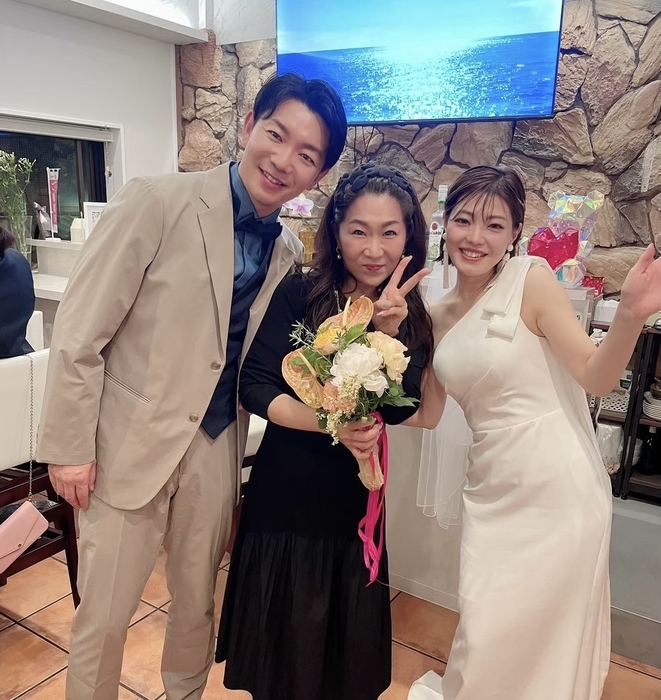成婚者と女将縁長 焼き鳥店で手作り披露宴