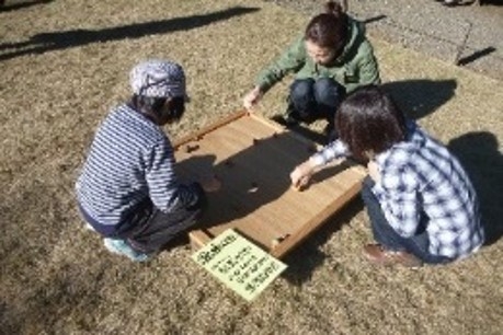 羽根つきと独楽広場