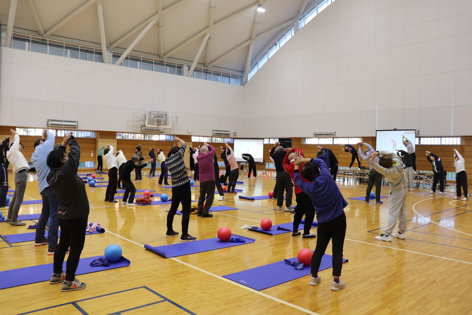 身体を動かす参加者