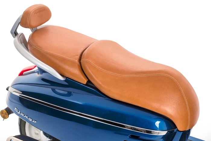 専用カラー「キャメルオレンジ」シート&バックレスト