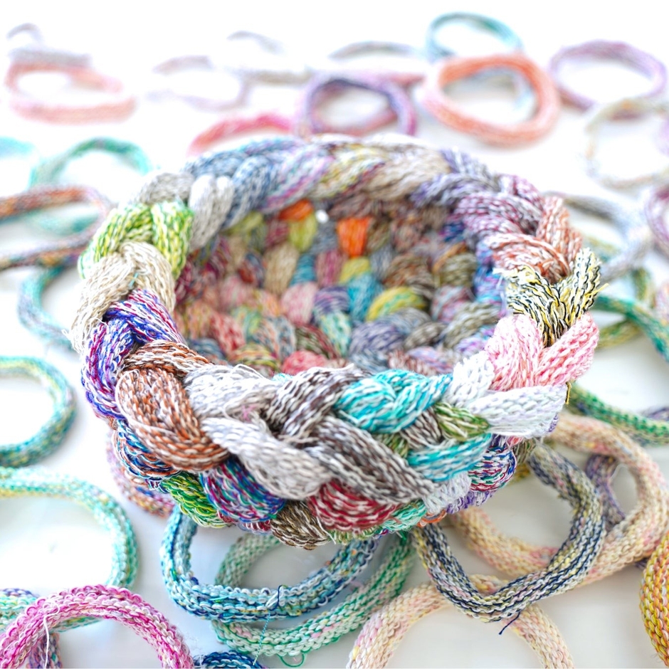 カラフルでふっくらとしたかごをつくります。