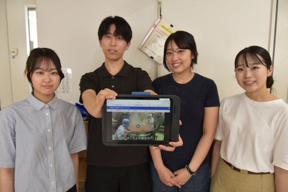 動画を制作した、左から梅田さん、山口さん、十市さん、堀場さん