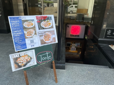 店舗前の看板が目印